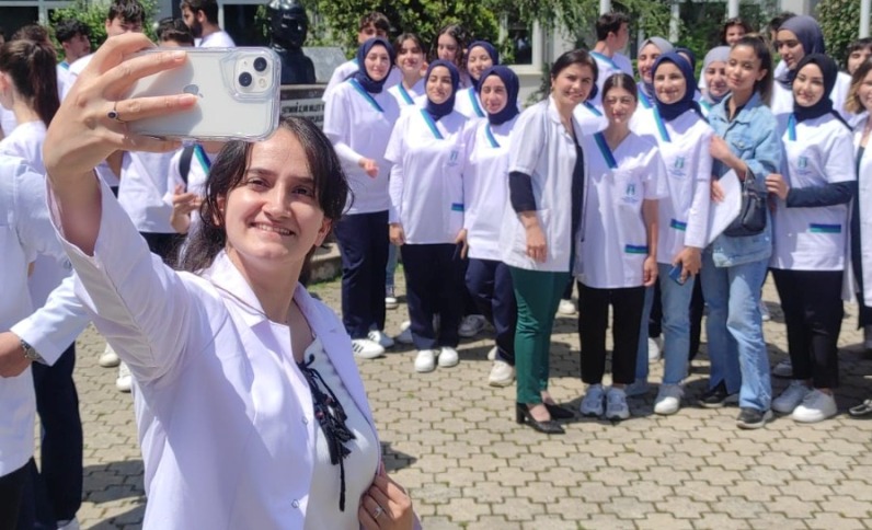 BEYAZ ÖNLÜKLERİNİ GİYDİLER