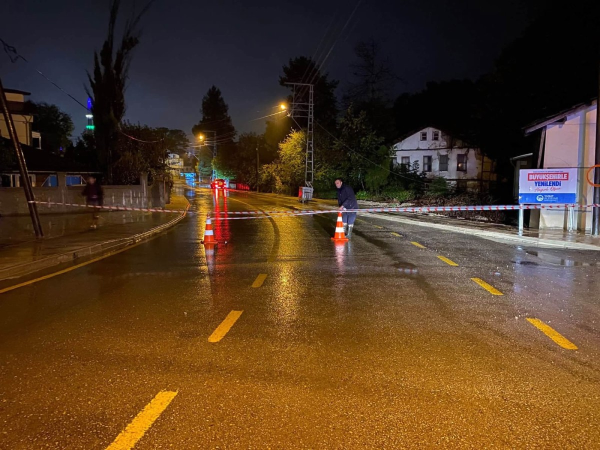 AKYAZI’DA KAPALI KÖPRÜ VE YOLLAR